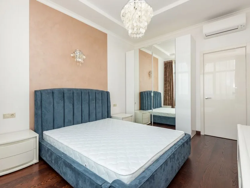 La chambre de Thomas R. à Strasbourg, murs satinés et plafond velours