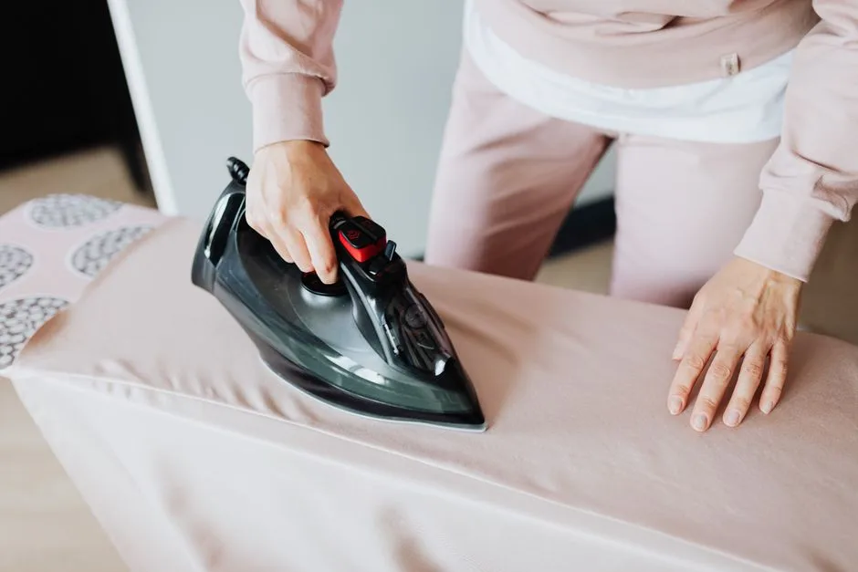Aspirateur balai Rowenta rangé dans un intérieur de maison